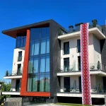 Фасад сучасного готелю Раймонд у Трускавці з вишиванкою на фасаді