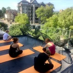 Заняття йогою на відкритій терасі готелю Раймонд у Трускавці з видом на місто