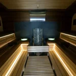 Сауна з дерев’яними лавицями та кам’яною піччю у готелі Раймонд Трускавець