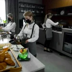 Офіціантки подають чай та десерти в їдальні готелю Раймонд у Трускавці