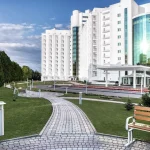 Територія курортного комплексу Rixos-Prykarpattya у Трускавці з доглянутим газоном і лавками