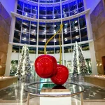 Інтер’єр лобі Rixos-Prykarpattya у Трускавці з великими червоними вишнями і святковою атрибутикою