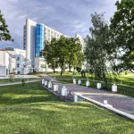 Курортний комплекс Rixos-Prykarpattya у Трускавці серед зеленого парку