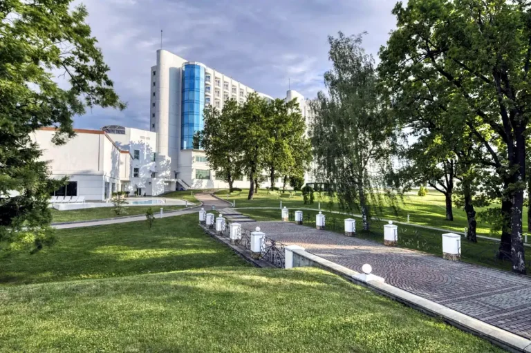 Курортний комплекс Rixos-Prykarpattya у Трускавці серед зеленого парку