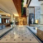 Інтер’єр холу курортного комплексу Rixos-Prykarpattya у Трускавці з мармуровою підлогою