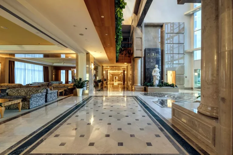Інтер’єр холу курортного комплексу Rixos-Prykarpattya у Трускавці з мармуровою підлогою