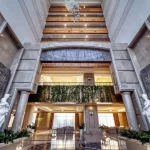 Інтер’єр холу курортного комплексу Rixos-Prykarpattya у Трускавці з мармуром та скульптурами