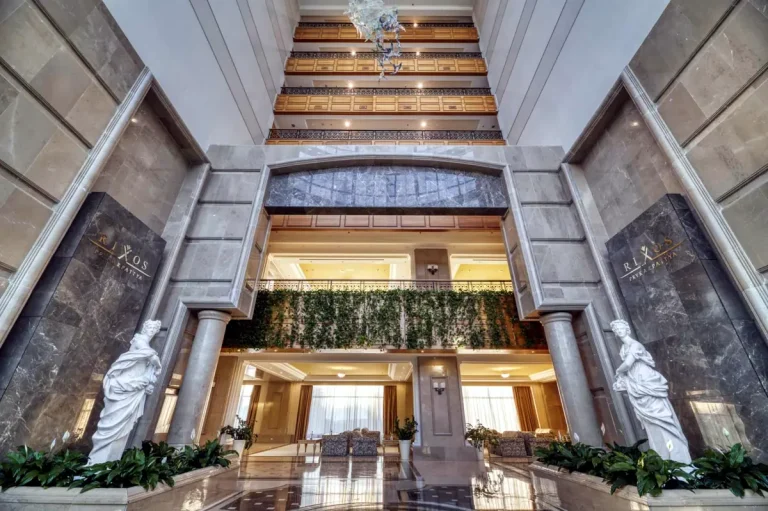 Інтер’єр холу курортного комплексу Rixos-Prykarpattya у Трускавці з мармуром та скульптурами