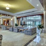 Інтер’єр зони відпочинку з диванами у курортному комплексі Rixos-Prykarpattya у Трускавці