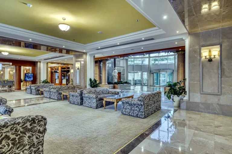 Інтер’єр зони відпочинку з диванами у курортному комплексі Rixos-Prykarpattya у Трускавці