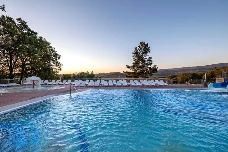 Відкритий басейн курортного комплексу Rixos-Prykarpattya у Трускавці з шезлонгами та гіркою