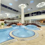 Критий басейн з водоспадом-грибом і містками в курортному комплексі Rixos-Прикарпаття Трускавець