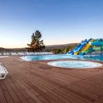 Відкритий басейн з гірками та лежаками на терасі курорту Rixos-Prykarpattya у Трускавці