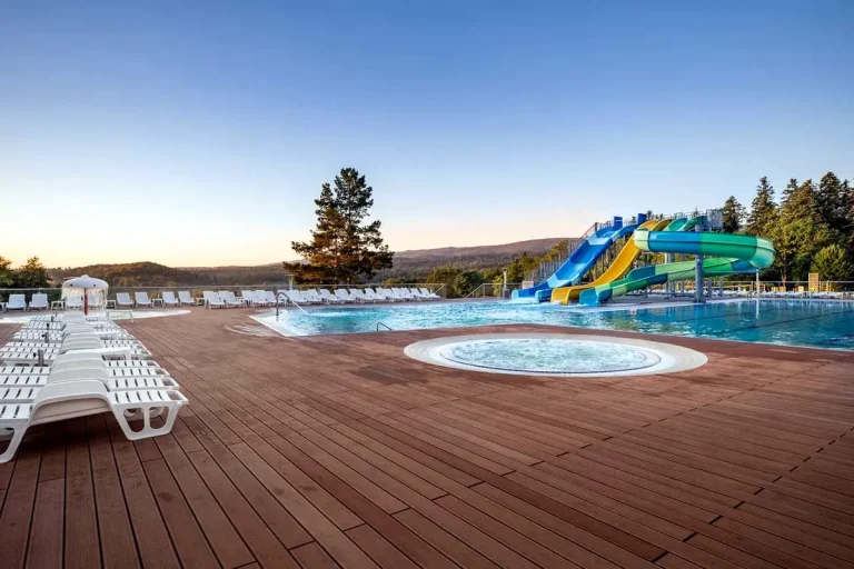 Відкритий басейн з гірками та лежаками на терасі курорту Rixos-Prykarpattya у Трускавці