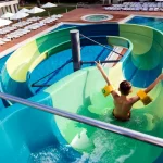 Водна гірка з дитиною на території курортного комплексу Rixos-Prykarpattya у Трускавці