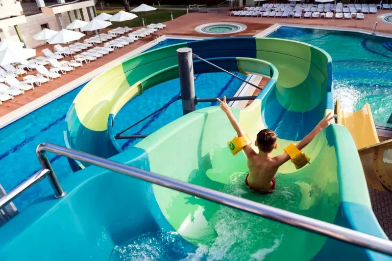 Водна гірка з дитиною на території курортного комплексу Rixos-Prykarpattya у Трускавці