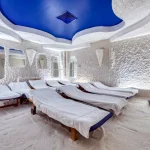 Соляна кімната з лежаками у курортному комплексі Rixos-Prykarpattya у Трускавці для оздоровлення