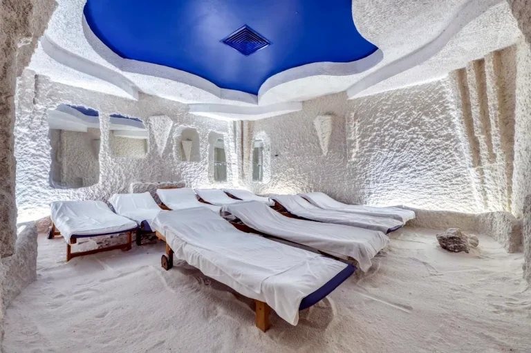 Соляна кімната з лежаками у курортному комплексі Rixos-Prykarpattya у Трускавці для оздоровлення