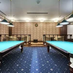 Ігрова кімната з двома більярдними столами у курортному комплексі Rixos-Prykarpattya у Трускавці