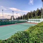 Тенісний корт курортного комплексу Rixos-Prykarpattya у Трускавці серед зелені