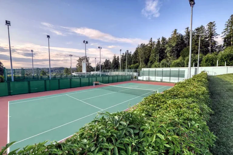 Тенісний корт курортного комплексу Rixos-Prykarpattya у Трускавці серед зелені