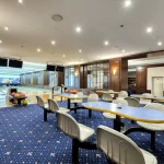 Боулінг-зала курортного комплексу Rixos-Prykarpattya у Трускавці з доріжками для гри та зонами відпочинку