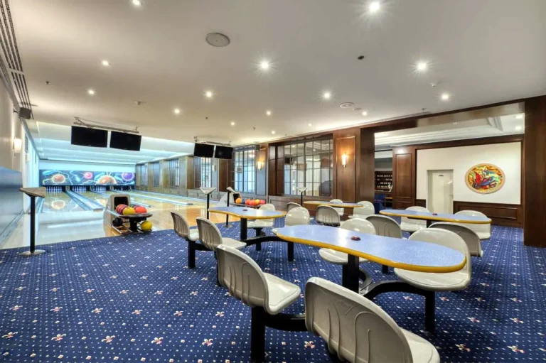 Боулінг-зала курортного комплексу Rixos-Prykarpattya у Трускавці з доріжками для гри та зонами відпочинку