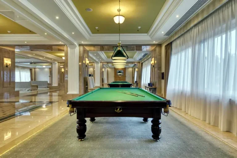 Більярдні столи у залі курортного комплексу Rixos-Prykarpattya у Трускавці