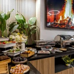 Буфет з фруктами, салатами та гарячими стравами в Silver Apart Hotel Трускавець