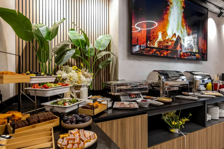 Буфет з фруктами, салатами та гарячими стравами в Silver Apart Hotel Трускавець