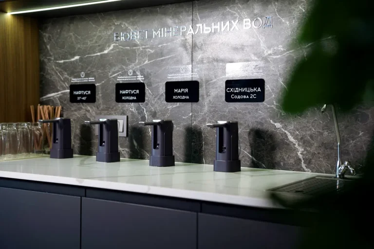 Бювет мінеральних вод із кранами для Нафтусі, Марії та Східницької у Трускавці