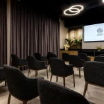 Зала для презентацій у готелі Silver Apart у Трускавці з комфортними кріслами та екраном