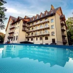 Готель «Старий Дуб» у Трускавці з басейном на відкритій території