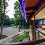 Тераса готелю «Старий Дуб» у Трускавці з видом на алеї, лавки і дерева