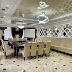 Конференц-зала готелю «Старий Дуб» у Трускавці з меблями та проекційним екраном