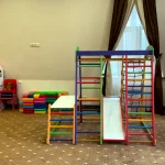 Дитячий ігровий куточок з гіркою та столом у готелі «Старий Дуб» Трускавець