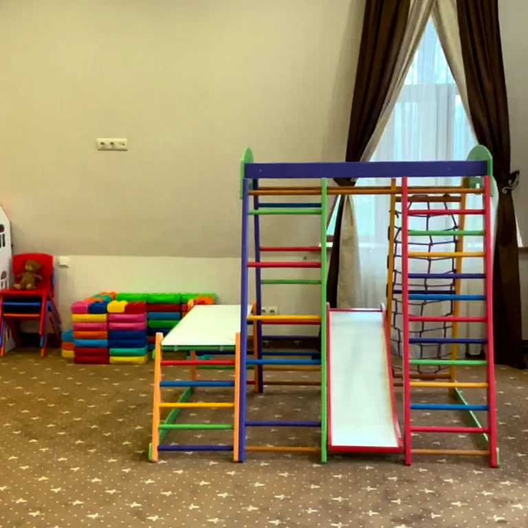 Дитячий ігровий куточок з гіркою та столом у готелі «Старий Дуб» Трускавець
