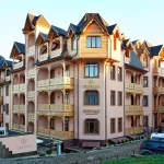 Готель «Свитязь» у Трускавці з дерев’яними балконами та автостоянкою