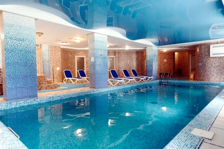 Критий басейн і зона відпочинку у SPA готелю «Свитязь» у Трускавці