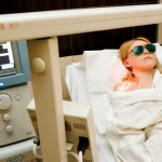 Лазерна терапія для жінки в медичному кабінеті готелю «Свитязь» у Трускавці