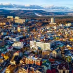 Панорама Трускавця з санаторіями і готелями на тлі гір взимку