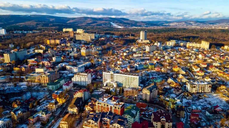 Панорама Трускавця з санаторіями і готелями на тлі гір взимку