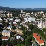 Панорамний вид на Трускавець з будинками, готелями і зеленими насадженнями на фоні гір