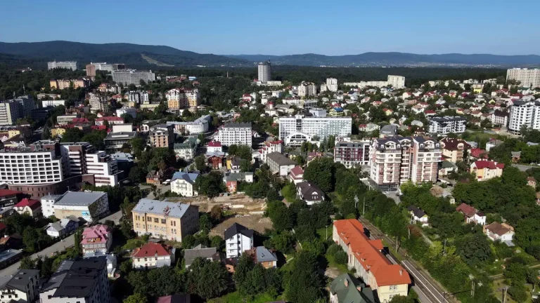Панорамний вид на Трускавець з будинками, готелями і зеленими насадженнями на фоні гір