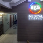 Вхід у медичний центр 365 у Трускавці зі скляними дверима і логотипом
