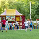 Дитячий майданчик і діти на галявині в санаторії Трускавець 365