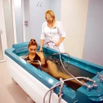 Лікувальна мінеральна ванна під наглядом медсестри у санаторії Трускавець 365