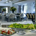 Буфет з салатами та підігрівальними лотками в ресторані готелю «Трускавець 365»