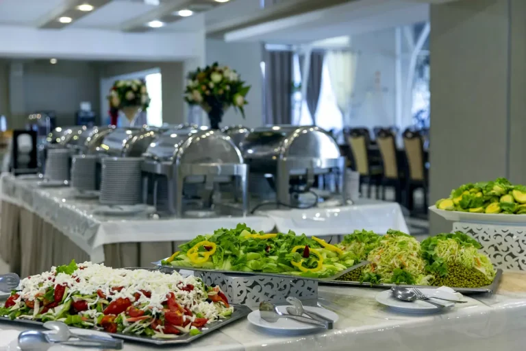 Буфет з салатами та підігрівальними лотками в ресторані готелю «Трускавець 365»