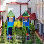 Дитячий майданчик на території санаторію «Віктор» у Трускавці
